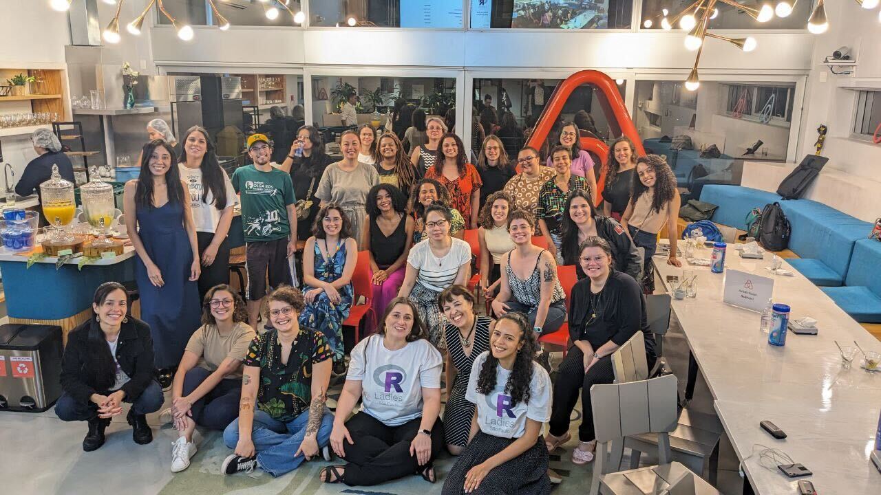 R-Ladies Sao Paulo attendees' group photo. The group is around 30 people smiling. Haydée is wearing an R-Ladies T-shirt